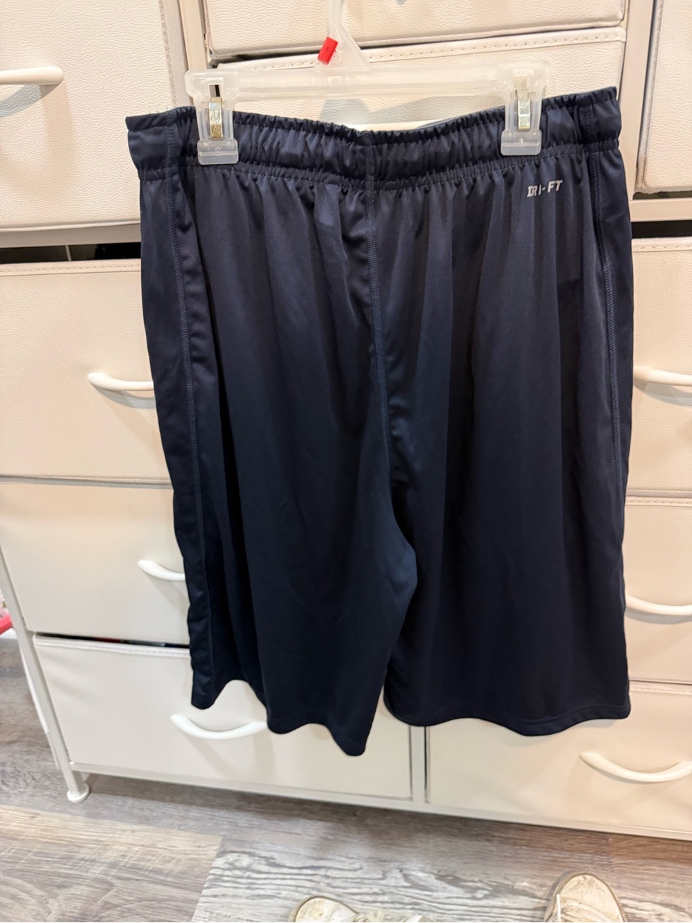 They are a dark navy blue but they look black - Picture 3 of 4